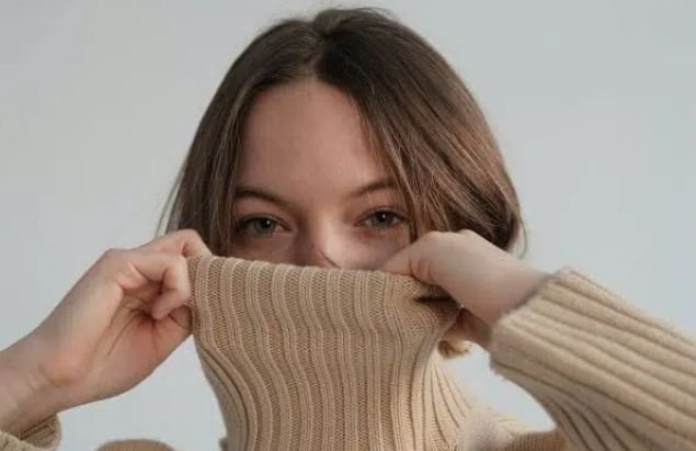 A woman who has an introvert personality