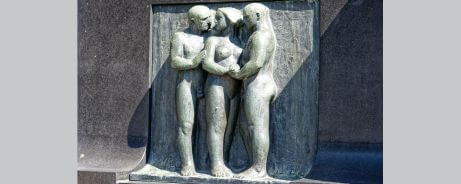 Statues depicting jealousy and possessiveness in relationships