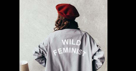 A lady wears a clothe with the inscription "wild feminist"