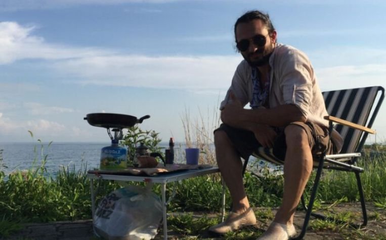 A man who has learned How to Live Off the Grid with no Money