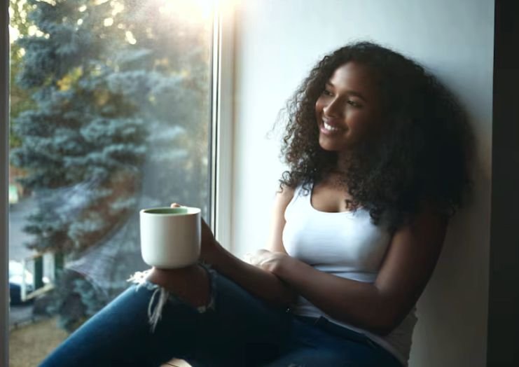 How to Enjoy Being Alone (Without Feeling Lonely) 1 A lady who is enjoying being alone (solitude)